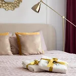 Pink Elephant 2x1br In Historic Tenement House 1 Km From شقة