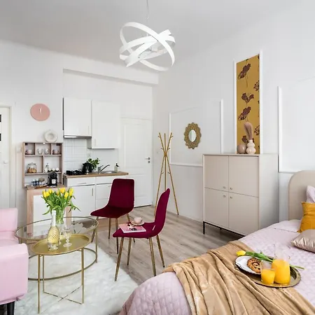 아파트 Pink Elephant 2x1br In Historic Tenement House 1 Km From