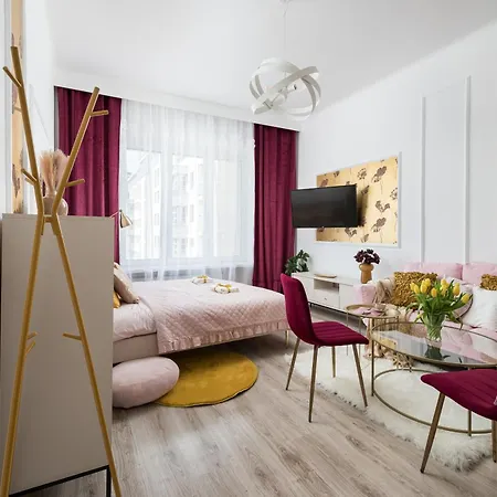 Apartment Pink Elephant 2x1br In Historic Tenement House 1 Km From