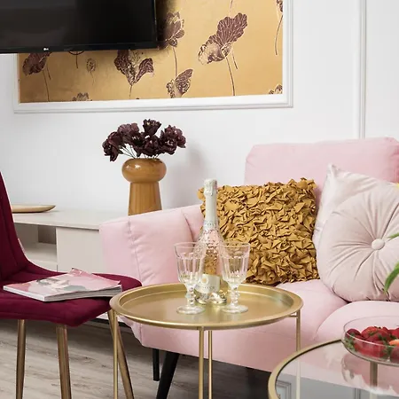 Apartmán Pink Elephant 2x1br In Historic Tenement House 1 Km From